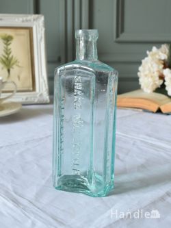 アンティーク雑貨 アンティークビン・香水瓶 アンティークのガラスボトル、エンボス入りのガラス瓶(Glass chemist bottle)