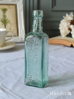 アンティーク雑貨 アンティークビン・香水瓶 アンティークのガラスボトル、エンボス入りのガラス瓶(Glass chemist bottle)