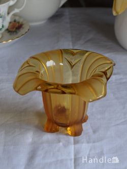 英国から届いたアンティークガラスの器、琥珀色が美しい百合のモチーフのフラワーベース