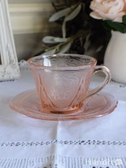 アンティーク雑貨 アンティーク食器 チェリー色の可愛いアンティークガラスの器、ディプレッションガラスのカップ＆ソーサー