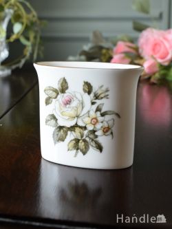 英国から届いたおしゃれな花器、ホワイトローズと水仙が上品に描かれた ロイヤルウースターのフラワーベース