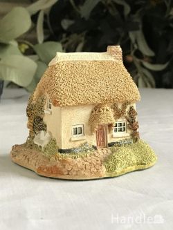アンティーク雑貨 アンティークオブジェ 白いラブチェアベンチが置かれたミニチュアハウス、Lilliput Lane(リリパット レーン)の可愛いお家