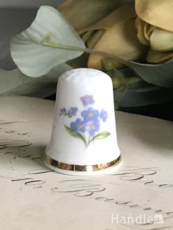 パープル色のお花が描かれたイギリスのアンティーク雑貨、陶器製のシンブル（Queensway）