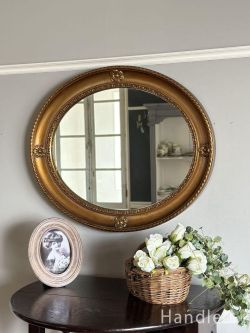 英国アンティークのオーバル型の鏡、美しい装飾が入ったモールディングミラー