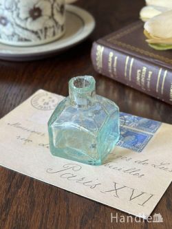 アンティーク雑貨 アンティークビン・香水瓶 イギリスから届いたアンティークのインクボトル、爽やかなブルー色のスクエア型のガラス瓶