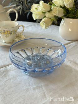 英国アンティークガラスのおしゃれな花器、花留めが付いた水色のフラワーベース(m-7199-z)