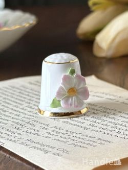 アンティーク雑貨 アンティークオブジェ ピンク色の可愛いお花が咲き誇る、英国アンティークの陶磁器シンブル