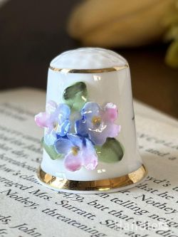 アンティーク雑貨 アンティークオブジェ ピンクとブルーの忘れな草の花が咲き誇る、英国アンティークの陶磁器シンブル