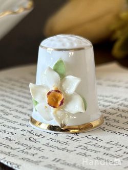 アンティーク雑貨 アンティークオブジェ 水仙のお花が浮かび上がる美しいシンブル、アンティークのお花の指貫