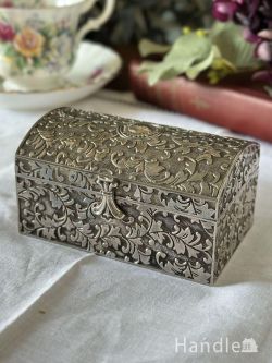 宝箱の形のアンティークの小物入れ、リーフ模様の浮き彫りが美しいジュエリーボックス