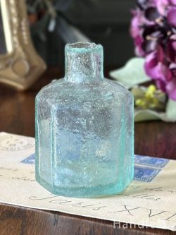 アンティーク雑貨 アンティークビン・香水瓶 イギリスのアンティークガラス雑貨、ブルー色が美しい八角形のインク瓶