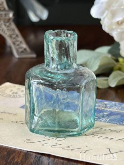 アンティーク雑貨 アンティークビン・香水瓶 爽やかなブルー色のアンティークボトル、イギリスから届いたインク瓶