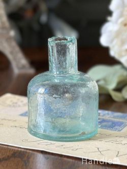 アンティーク雑貨 アンティークビン・香水瓶 爽やかなブルー色が美しいインクボトル、英国から届いたアンティークガラスのボトル
