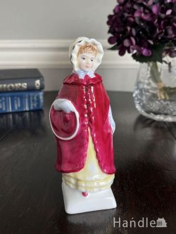 アンティーク雑貨 アンティークオブジェ イギリスから届いたロイヤルドルトン（RoyalDoulton）、真っ赤なケープを着たフィギュリン（Georgina）