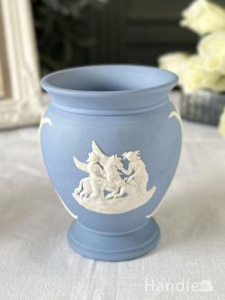 アンティーク雑貨 アンティーク花瓶 ウェッジウッド（Wedgwood）のジャスパーウェア、ペールブルー色のフラワーベース