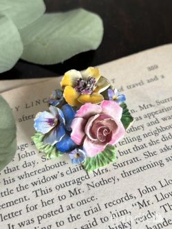 アンティーク雑貨 アンティークブローチ ピンク色の薔薇とブルーのパンジーがおしゃれな、英国アンティークの陶花で出来たブローチ