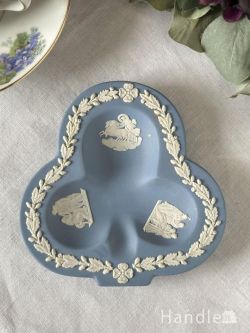 アンティーク雑貨 アンティーク食器 ウェッジウッド（Wedgwood）のジャスパーウェア、ペールブルー色のクローバー型のプレート