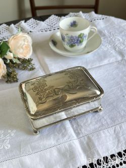 イギリスから届いたアンティークのシルバー、リボンとお花の装飾が可愛いジュエリーボックス(m-9419-z)