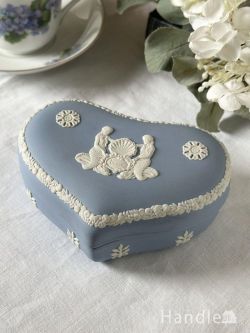 アンティーク雑貨 ジュエリーボックスアンティーク 「ハロッズ(Harrods)」のために作られたウェッジウッド、ジャスパーウェアのハート型の小物入れ