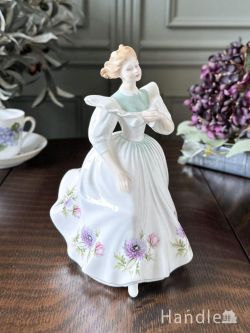 アンティーク雑貨 アンティークオブジェ ロイヤルドルトン社のアンティークフィギュリン、「FIGURE OF THE MONTH MARCH」（Peggy Davies）