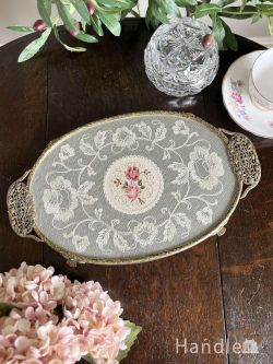 アンティーク雑貨 トレイアンティーク フランスから届いたアンティークのトレイ、プチポワンの刺繍が美しい真鍮のドレッシングトレイ