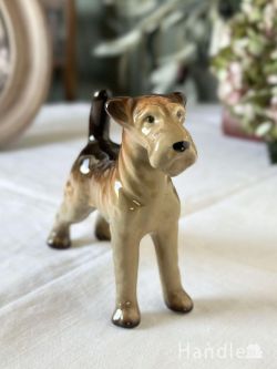 アンティーク雑貨 アンティークオブジェ 凛とした立ち姿がカッコいいエアデール・テリア、ミッドウィンターのアンティークフィギュリン