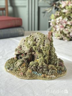 草に埋もれた茅葺屋根のミニチュアコテージ、イギリスのLilliput Laneリリパットレーン(m-9514-z)