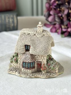 アンティーク雑貨 アンティークオブジェ クリスマス限定仕様の可愛いLilliput Lane（リリパットレーン）、玄関ドアに赤いリボンがついたミニチュアハウス