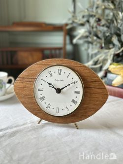 イギリスから届いたビンテージのおしゃれな置時計、 ミッドセンチュリーデザインの木製スタンドクロック(h-1233-z)