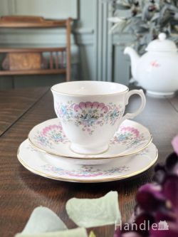 アンティーク雑貨 アンティーク食器 ピンクと水色の色合わせのお花が可愛い、イギリスから届いたカップ＆ソーサートリオ
