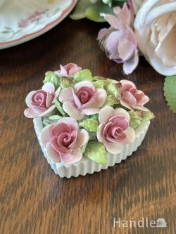 英国アンティークの陶磁器で出来た陶花、ハートの形が可愛いロイヤルスタッフォードの卓上花(k-5940-z)