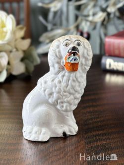 アンティーク雑貨 アンティークオブジェ 花かごをくわえた可愛い犬のフィギュリン、アンティークのスタッフォードシャードッグ