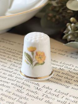 イエロー色のお花が描かれた、英国アンティークのシンブル(churnet valley)