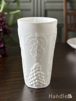 アンティーク雑貨 アンティーク花瓶 ブドウの型押し模様が入った白いフラワーベース、ミルク色のアンティークガラスの器