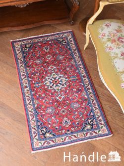 アンティーク雑貨 トライバルラグ・トルコ絨毯 落ち着いた赤がおしゃれなビンテージラグ、サルーク（Saroogh）で手織りされた赤い鉄の絨毯