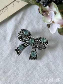 アンティーク雑貨 アンティークブローチ ブルーのガラスがキラッと輝くリボンのモチーフ、イギリスで見つけたビンテージのブローチ