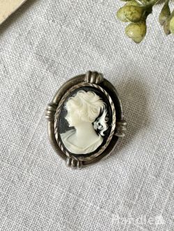 アンティーク雑貨 アンティークブローチ 英国アンティークの可愛いカメオ、美しい女性の横顔が彫られたビンテージブローチ