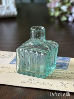 アンティーク雑貨 アンティークビン・香水瓶 イギリスから届いたアンティークガラスの雑貨、ペン置きが付いたふな型タイプのヴィクトリアンインク瓶