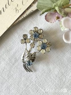 アンティーク雑貨 アンティークブローチ 水色のアンティークガラスがキラキラ輝くお花、気軽に楽しめるビンテージのブローチ