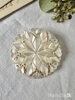 アンティーク雑貨 アンティークブローチ マザーオブパールがキラキラ輝くアクセサリー、イギリスから届いたビンテージのブローチ