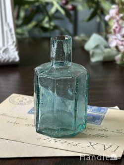 アンティーク雑貨 アンティークビン・香水瓶 イギリスから届いたアンティークガラスの瓶、爽やかなブルー色の八角形のインクボトル