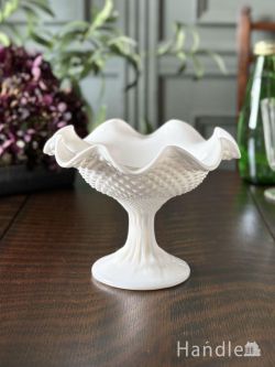 アンティーク雑貨 アンティーク食器 ミルク色のアンティークガラスの食器、フリルが可愛い脚付きのアンティークガラスボウル