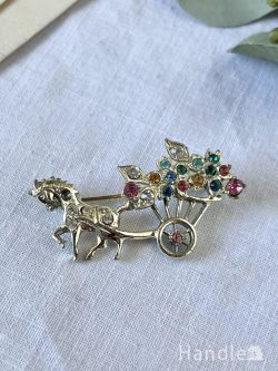 アンティーク雑貨 アンティークブローチ カラフルな花かごを運ぶ馬車の可愛いブローチ、イギリスから届いたビンテージアクセサリー