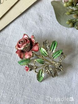 アンティーク雑貨 アンティークブローチ 華やかに咲き誇る赤い色の薔薇の花、イギリスで見つけたビンテージのブローチ