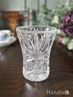 イギリスから届いたアンティークガラスの花びん、大きなお花の模様が輝くフラワーベース