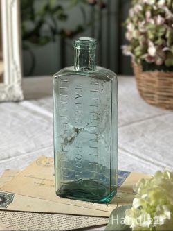 アンティークのおしゃれなガラスボトル、「TABLE SPOONS」のメモリ付きボトル