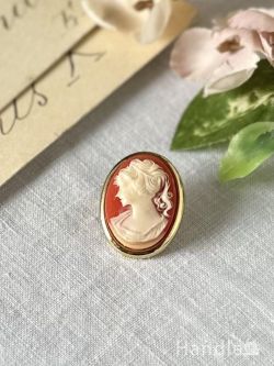 アンティーク雑貨 アンティークブローチ 美しい女性の横顔が彫られたアンティークのカメオ、イギリスから届いたアクセサリー