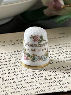 アンティーク雑貨 アンティークオブジェ イギリスで見つけたアンティークシンブル、マザーグース（Wednesday’s child is full of woe）