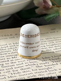 アンティーク雑貨 アンティークオブジェ 英国アンティークのマンスリーシンブル、陶磁器で出来た12月の指貫(caverswall)