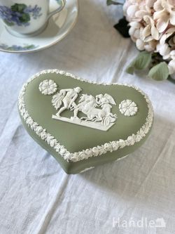 アンティーク雑貨 ジュエリーボックスアンティーク ウェッジウッドのアンティークジャスパーウェア、ハート型のセージグリーン色の小物入れ